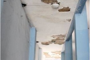 Kondisi langit-langit gedung kesenian yang rusak
